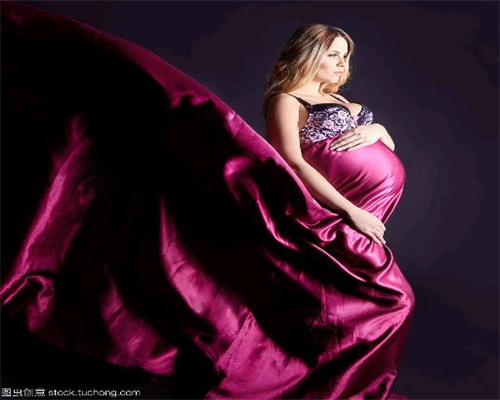 英女子孕期腹部平坦月经正常 直到分娩才得知吃